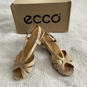 Ecco Beige Leather Low Heeled Sling Back Sandals with Peep-Toe Design Sz 39